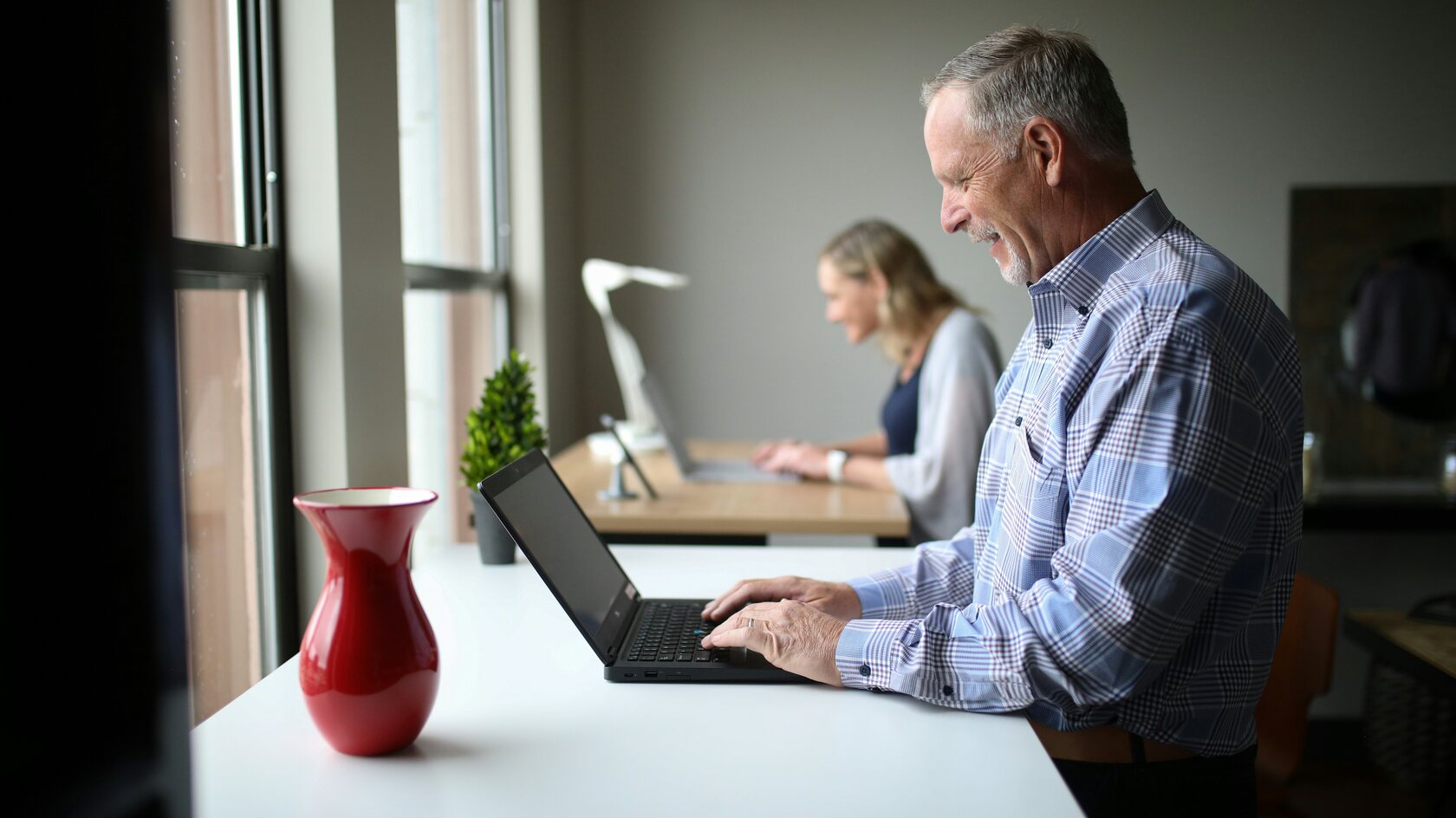 Professionnel expérimenté travaillant sur un ordinateur dans un espace de travail
