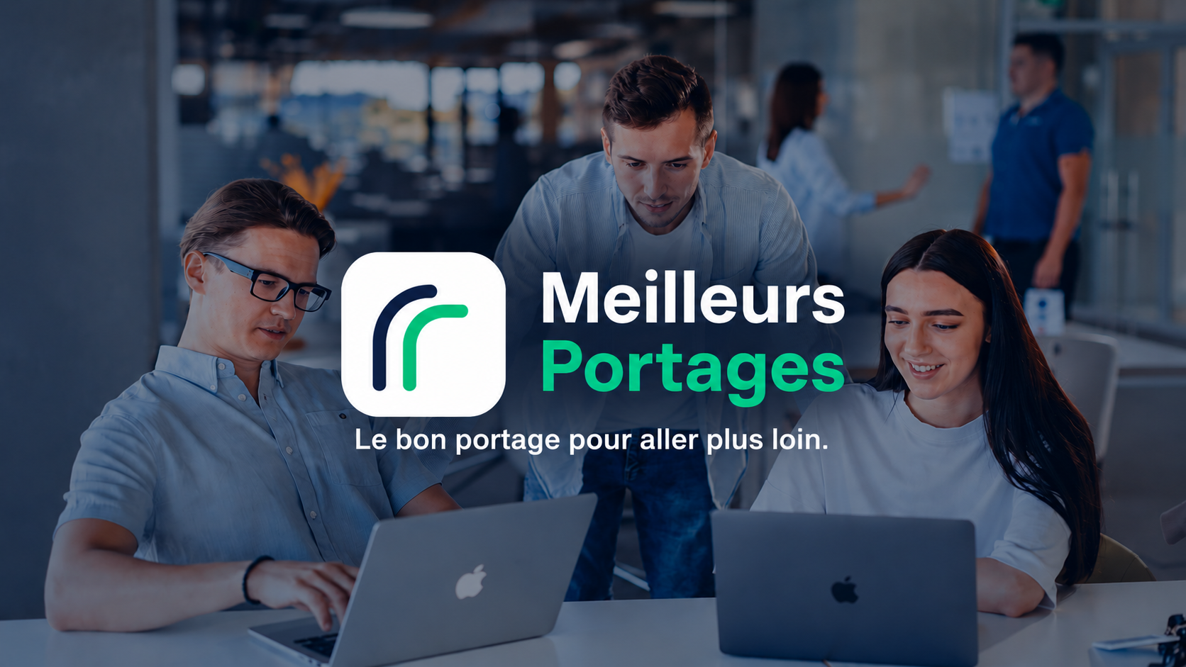 Trois consultants travaillent sur leurs ordinateurs sous le logo MeilleursConsultants.